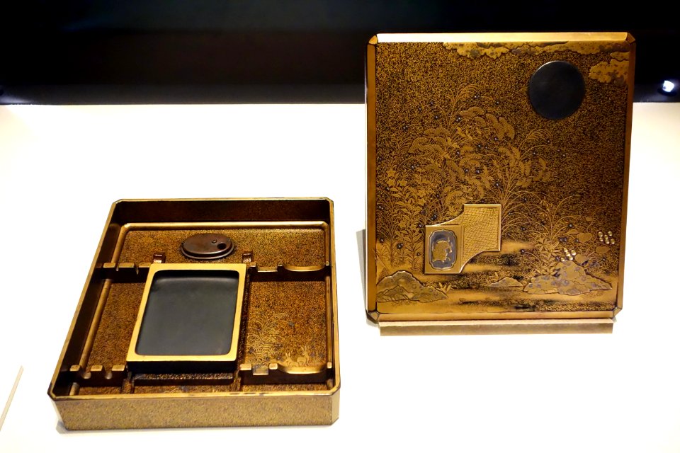 Writing box, Muromachi period, 16th century, cloth-fulling design in maki-e lacquer - Tokyo National Museum - DSC05159