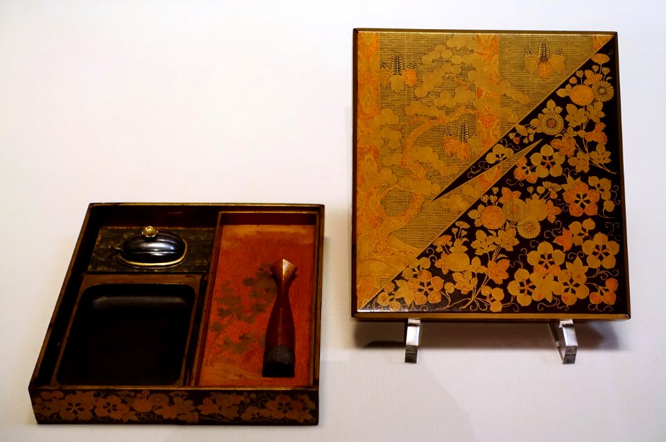 Writing box with pine and bamboo blind design, Azuchi-Momoyama to Edo period, 1500s-1600s AD, maki-e lacquer - Tokyo National Museum - Ueno Park, Tokyo, Japan - DSC08742