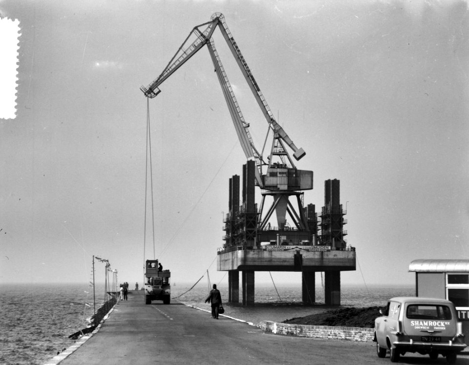 Wrakken tussen de pieren bij IJmuiden worden in de bodem geboord om de vaargeule, Bestanddeelnr 916-7767