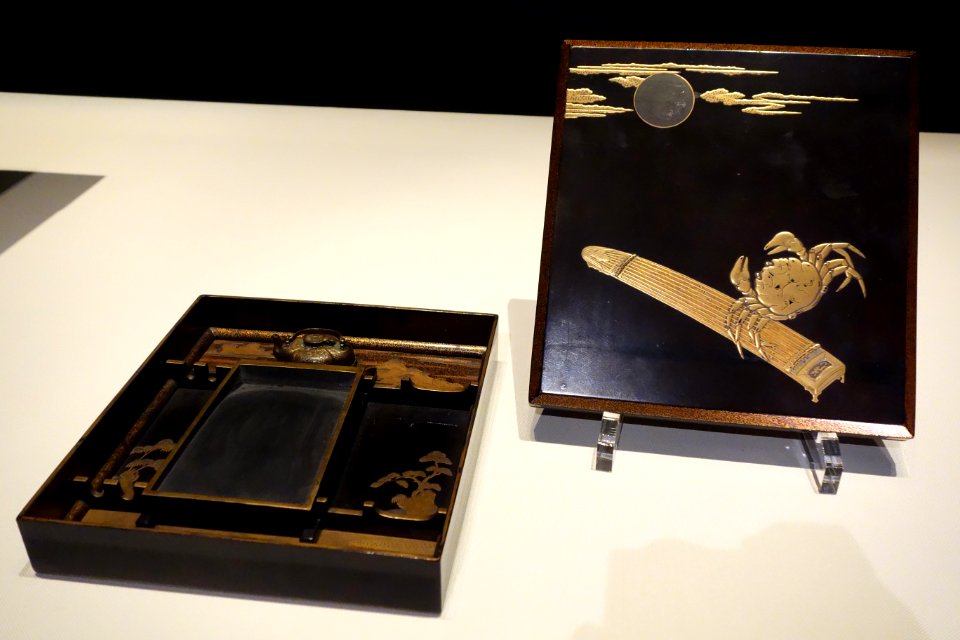 Writing box, Edo period, 17th century, crab and koto design in maki-e lacquer - Tokyo National Museum - DSC05138