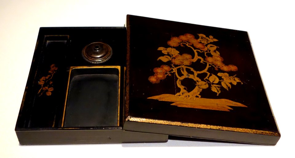 Writing box, Muromachi period, 16th century, pine and camellia design in maki-e lacquer - Tokyo National Museum - DSC05121