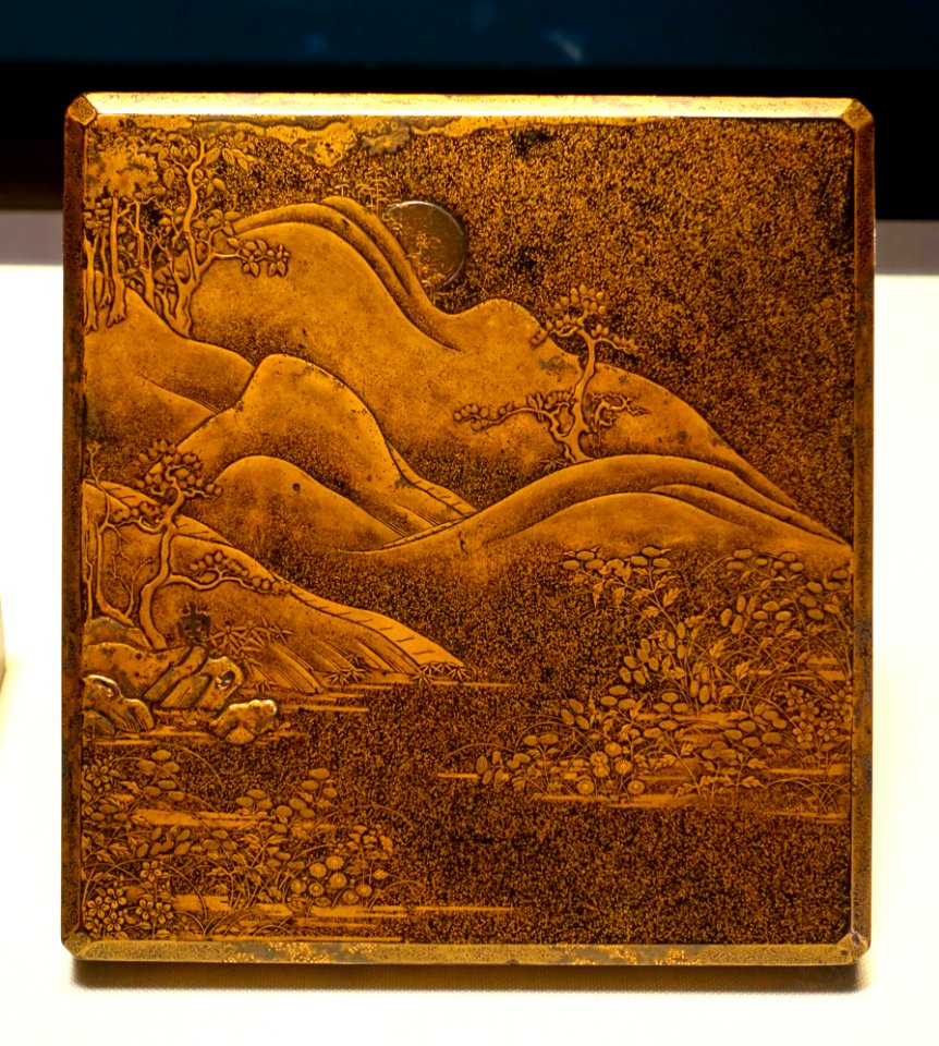 Writing box with scene of Otokoyama poem, Muromachi period, 1400s AD, maki-e lacquer, detail - Tokyo National Museum - Ueno Park, Tokyo, Japan - DSC08699