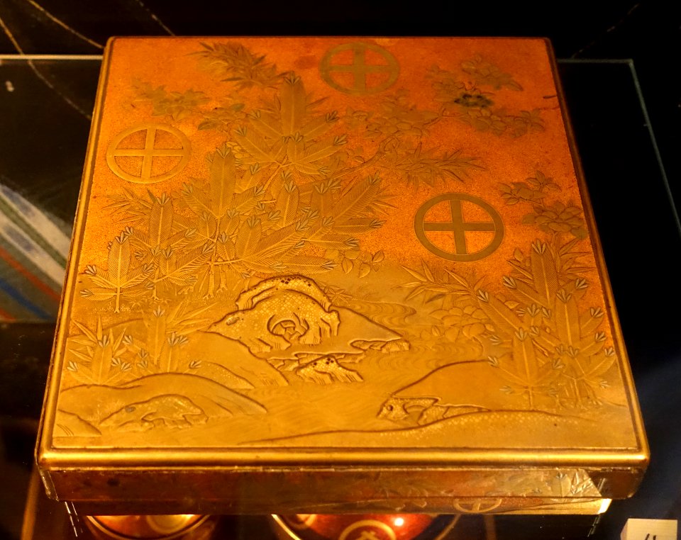Writing box with Shimazu mon, Japan, early 1800s, lacquer on wood - Östasiatiska museet, Stockholm - DSC09252