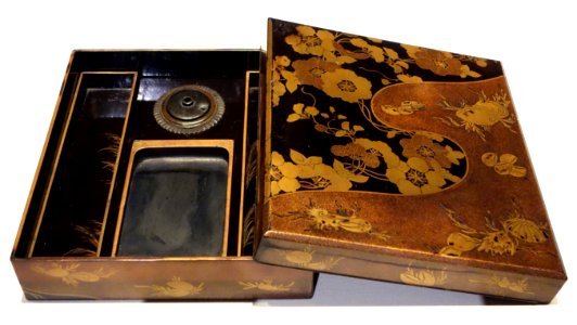 Writing box, Edo period, 17th century, water caltrop and seashell design in maki-e lacquer - Tokyo National Museum - DSC05132