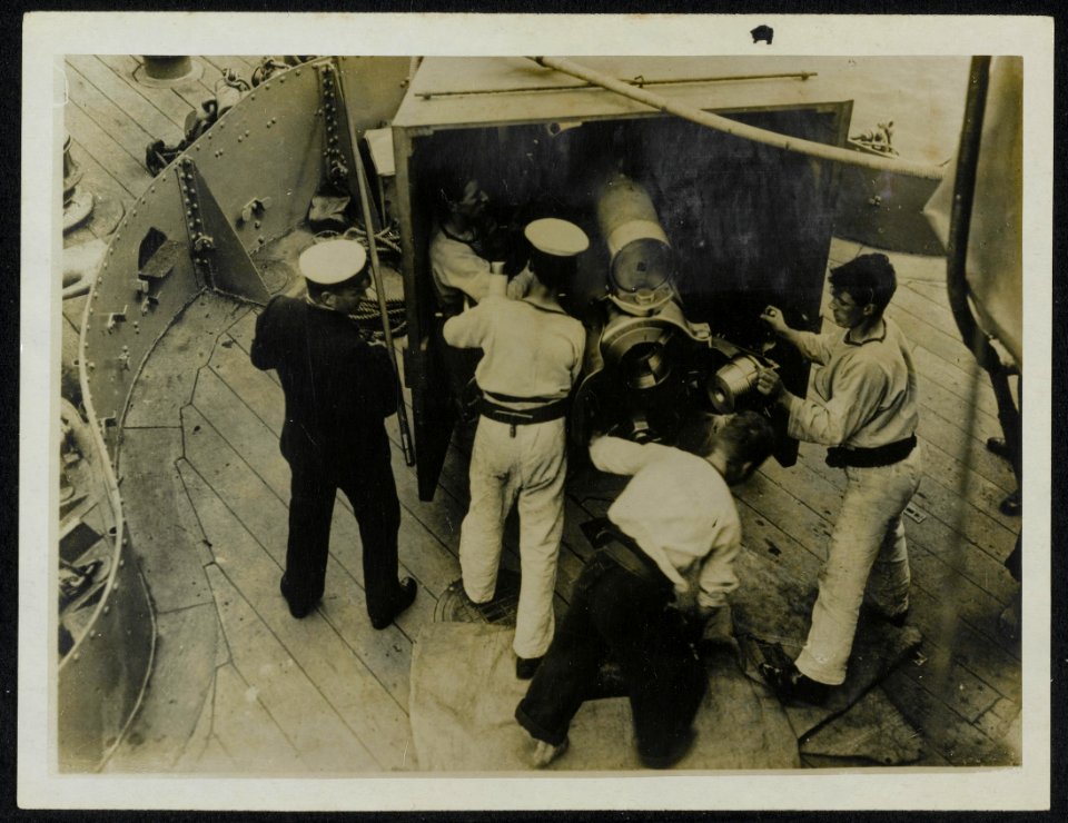 Working a gun in a submarine parent ship, H.M.S.-----, Bestanddeelnr 158-0787