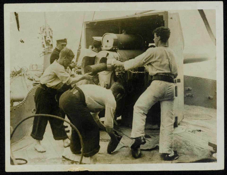 Working. A gun in a submarine parentship, H.M.S. ----, Bestanddeelnr 158-0294