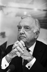 WTC-perscentrum geopend door Walter Cronkite , kop, Bestanddeelnr 933-4648