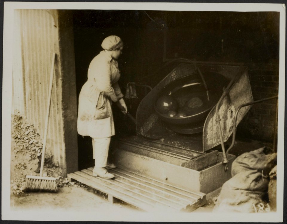 Working a machine to extract the metal from the rubbish, Bestanddeelnr 158-2680
