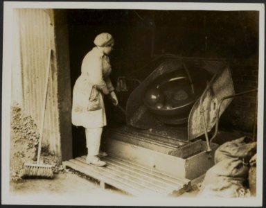 Working a machine to extract the metal from the rubbish, Bestanddeelnr 158-2680