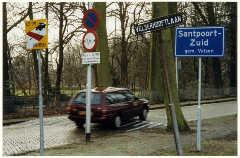Woud van verkeersborden op de hoek van de Wüstelaan en de Velserhooftlaan. NL-HlmNHA 54050107