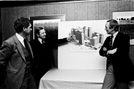WTC Amsterdam directeur R.H.G. van der Wiel geeft tijdens de persconferentie een, Bestanddeelnr 930-5419