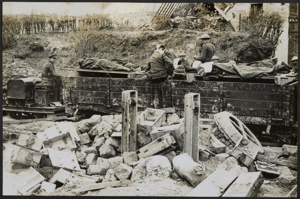 Wounded men on board a light railway, Bestanddeelnr 158-2731