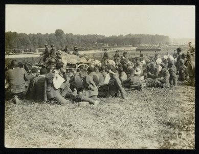 Wounded Tommies on the roadside by one of the clearing hospitals watching transp, Bestanddeelnr 158-0444