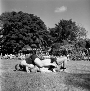 Worstelen tijdens de Highland Games, een negentiende eeuwse voortzetting van tra, Bestanddeelnr 254-2832 photo