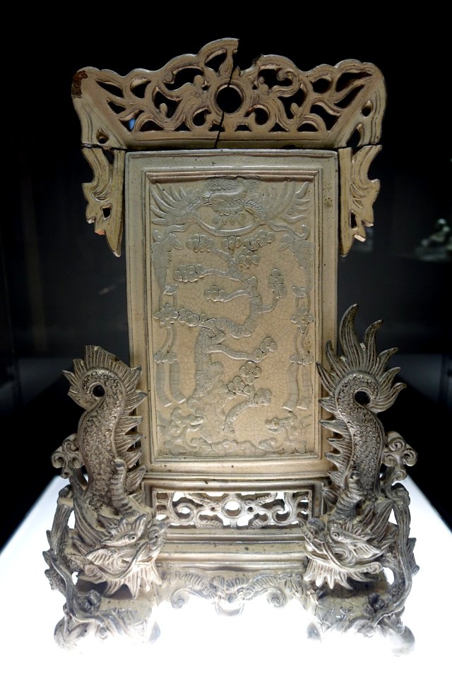 Worshipped picture with dragon shaped base, Bat Trang kiln, Hanoi, Nguyen dynasty, 19th-20th century, white glazed ceramic - National Museum of Vietnamese History - Hanoi, Vietnam - DSC05430