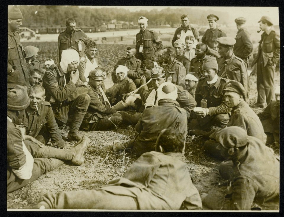 Wounded Tommies relating their experiences to their other wounded comrades, Bestanddeelnr 158-0442