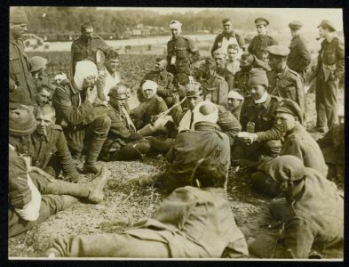 Wounded Tommies relating their experiences to their other wounded comrades, Bestanddeelnr 158-0442
