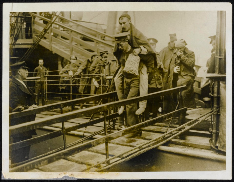 Wounded from France arriving in England, Bestanddeelnr 158-0001