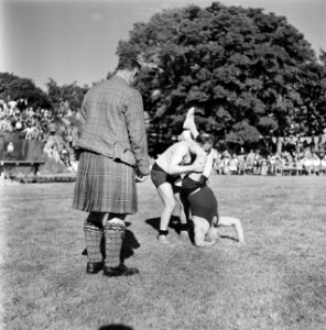 Worstelwedstrijd tijdens de Highland Games, een negentiende eeuwse voortzetting , Bestanddeelnr 254-2833 photo