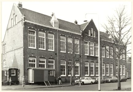 Wouwermanstraat R.K. basisschool Sint Bonaventura. Gevel aan de Santpoorterstraat. NL-HlmNHA 54005156