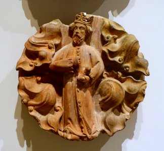 Worshipping king arch ornament, perhaps Liebfrauenkirche, by the Master of the Three Kings Portal of Frankfurt, Mainz, c. 1400, sandstone - Hessisches Landesmuseum Darmstadt - Darmstadt, Germany - DSC00148