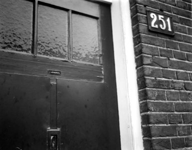 Wurgmoord op invalide vrouw te Nijmegen, de ingang van het huis met naambordje, Bestanddeelnr 915-9432