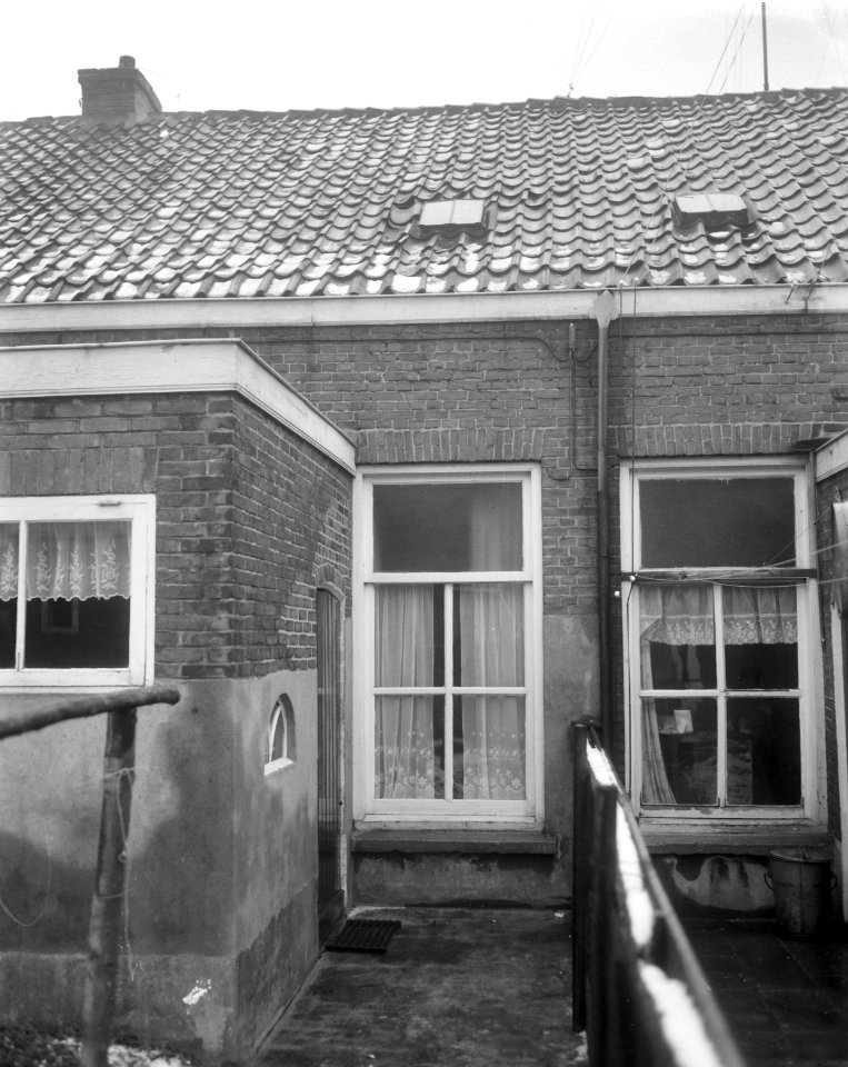 Wurgmoord op invalide vrouw te Nijmegen, achterzijde van huis, Bestanddeelnr 915-9434