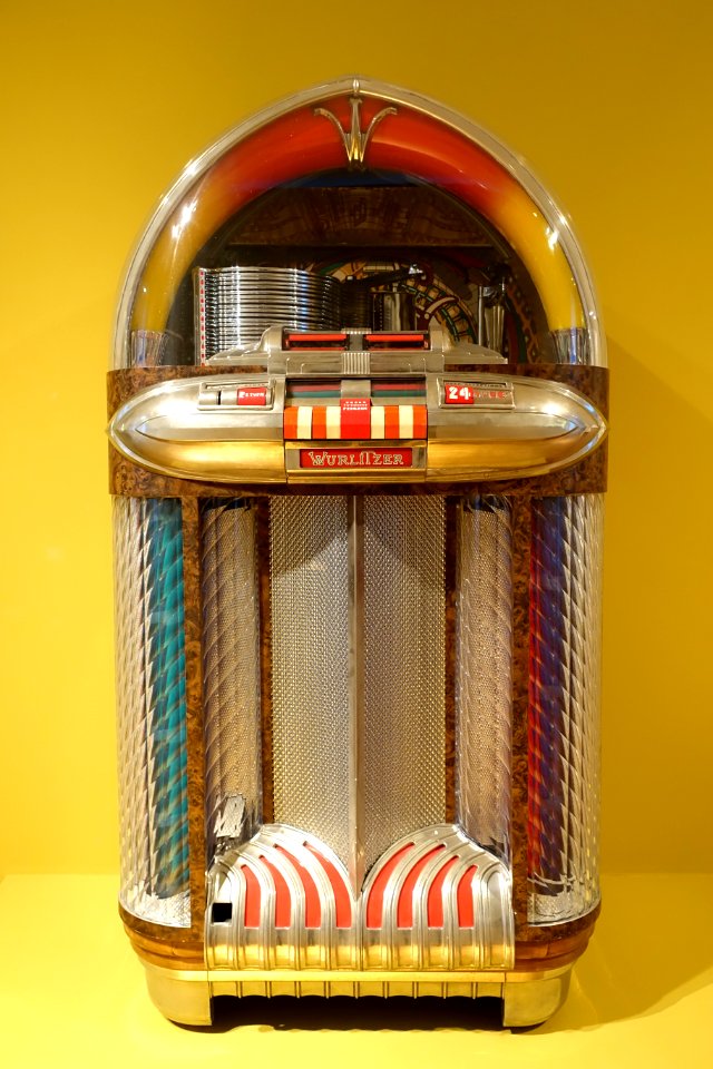 Wurlitzer 1100 jukebox, designed by Paul Fuller, 1948, metal, glass, wood, plastic - Museum für Angewandte Kunst Köln - Cologne, Germany - DSC09472