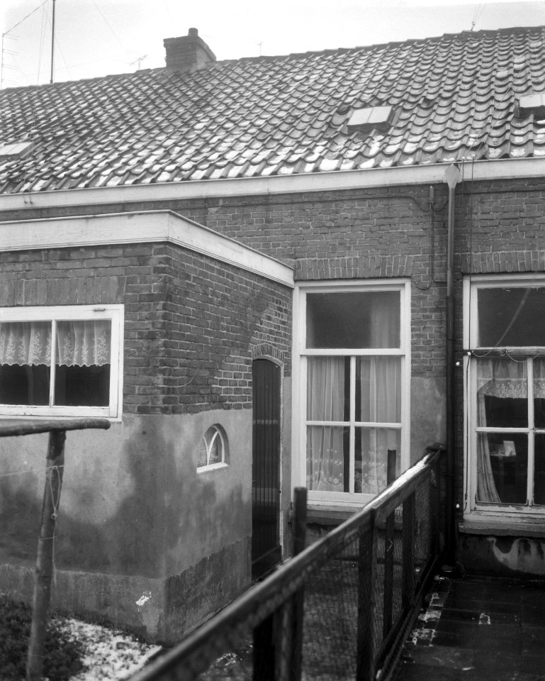 Wurgmoord op invalide vrouw te Nijmegen, achterzijde van huis, Bestanddeelnr 915-9433