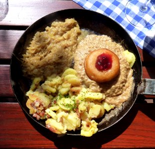 Wurstebrot mit Grütze
