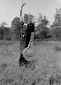 Wuivende Mrs. Dalrymple met een zonnehoed in haar hand, Bestanddeelnr 190-1061 photo