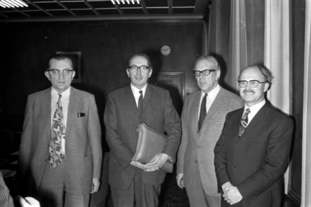 Bemiddelaars in metaalconflict plegen overleg in Amsterdam met delegatie van NVV, Bestanddeelnr 925-3757