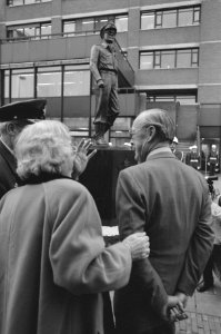 Beeld Prins Bernhard (in uniform luchtmacht) onthuld Den Haag Prinses Julian, Bestanddeelnr 934-3760