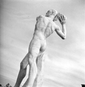 Beeld van een steenstoter in het Stadio dei Marmi onderdeel van het sportcomplex, Bestanddeelnr 191-1328