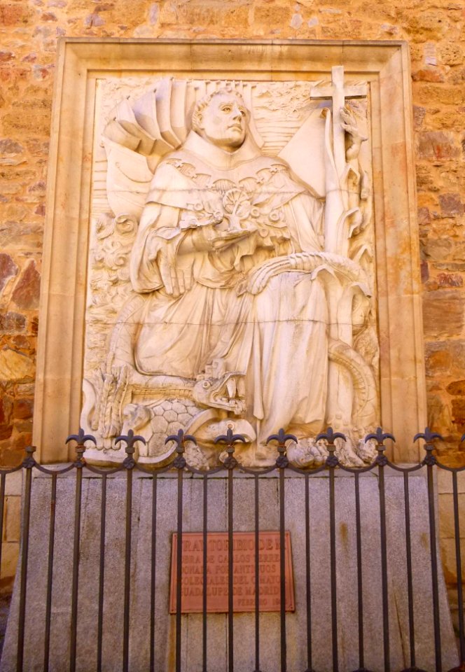 Benavente - Bajorrelieve de Fray Toribio de Benavente, 'Motolinía'