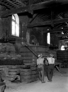 Bediening van de handpers in Chateau de la Chaize, Bestanddeelnr 191-0316