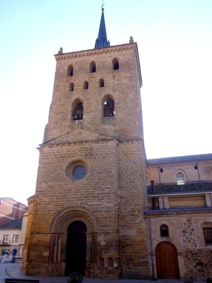 Benavente - Iglesia de Santa María del Azogue, exterior 04