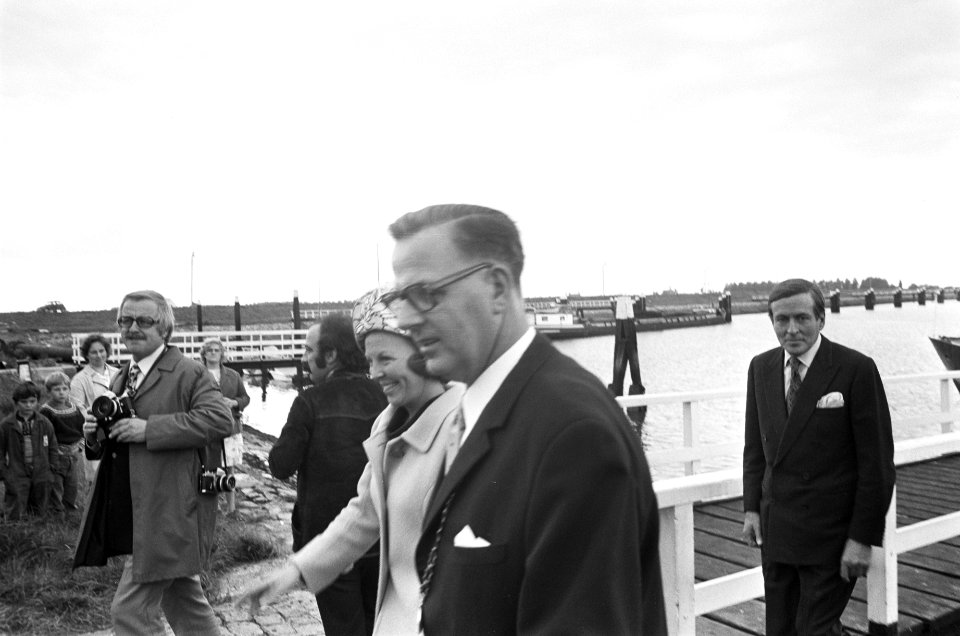 Beatrix en Claus brengen driedaags werkbezoek aan Zeeland vaartocht richting Oos, Bestanddeelnr 925-9127