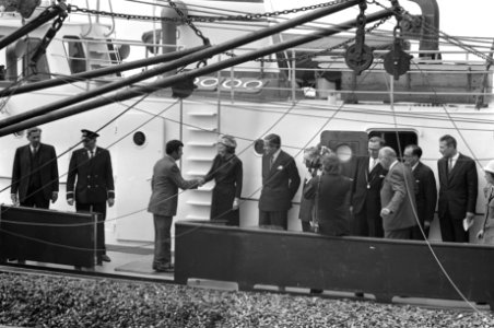 Beatrix en Claus brengen driedaags werkbezoek aan Zeeland vaartocht richting Oos, Bestanddeelnr 925-9126