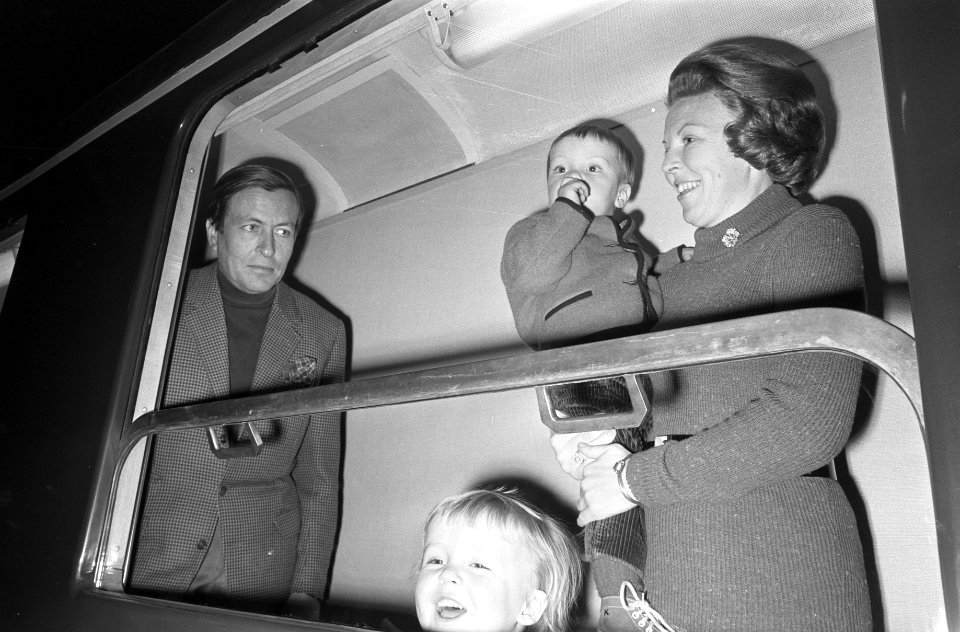 Beatrix en Claus met kinderen naar Lech, Beatrix met kinderen in de trein, Bestanddeelnr 925-4253