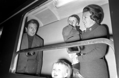 Beatrix en Claus met kinderen naar Lech, Beatrix met kinderen in de trein, Bestanddeelnr 925-4253