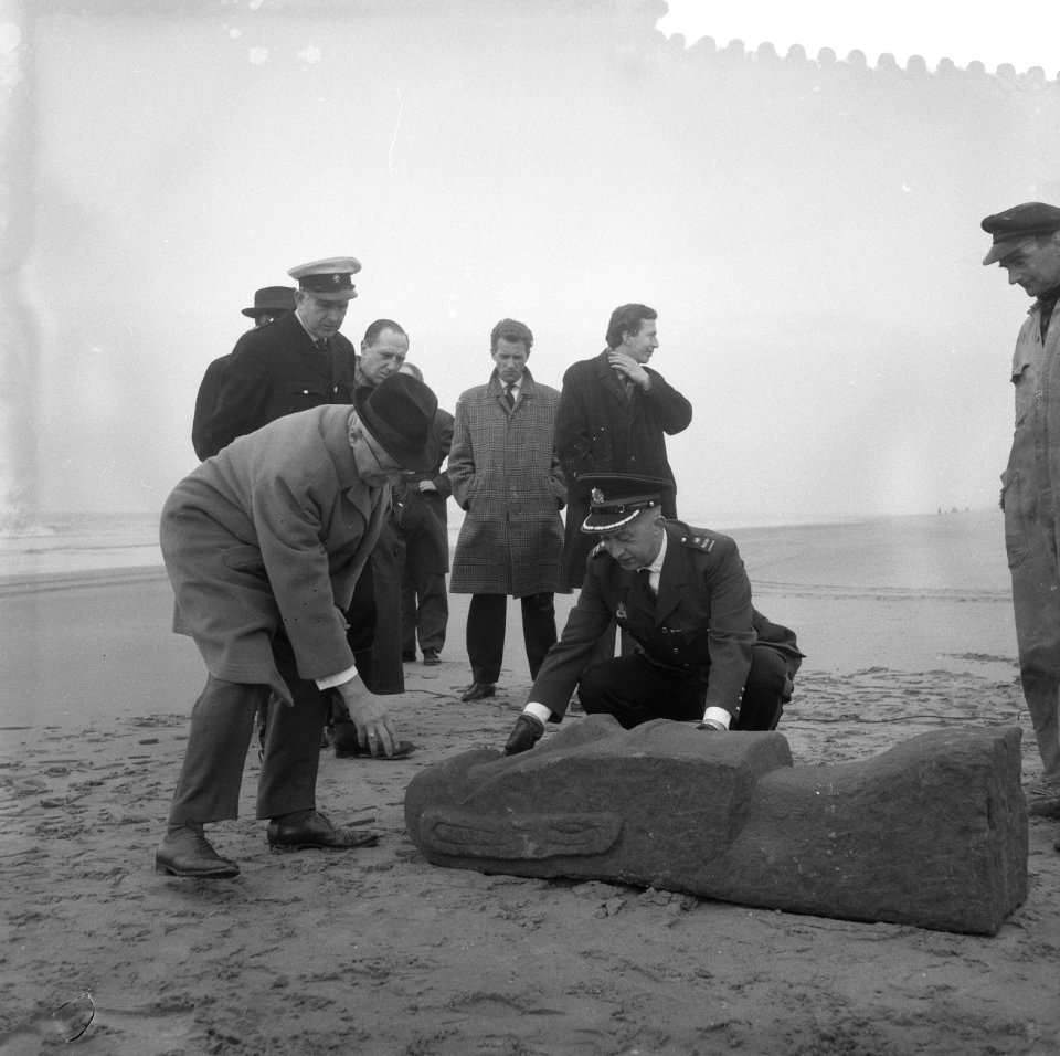 Beeld aangespoeld op Zandvoortse strand, Bestanddeelnr 913-7108