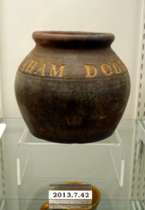 Bean pot, Abraham Dodge, attributed to Exeter Pottery Works, New Hampshire, 1850-1890, lead-glazed redware, item HD 2013.7.42 - Flynt Center of Early New England Life - Deerfield, Massachusetts - DSC04058