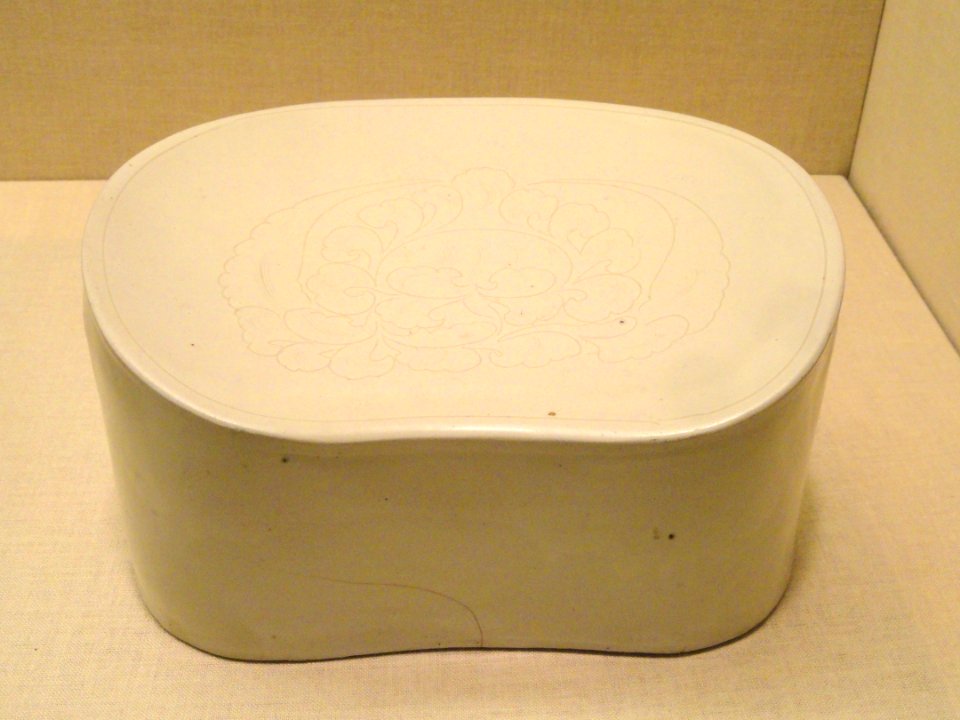 Bean-Shaped Pillow, 12th century, Jin Dynasty, China, Ding ware, porcelain with incised peony design - Art Institute of Chicago - DSC00270