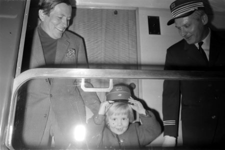 Beatrix en Claus met kinderen naar Lech, Willem Alexander met conducteurspet, Bestanddeelnr 925-4247