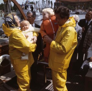 Beatrix en Claus met Willem Alexander en Johan Friso aan boord van de Groene D, Bestanddeelnr 254-8511