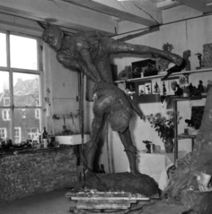 Beeld opgesteld in het atelier van de kunstenaar, Bestanddeelnr 918-4614