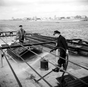 Bemanningsleden schrobben het dek van de sleper Damco 9, Bestanddeelnr 254-1392