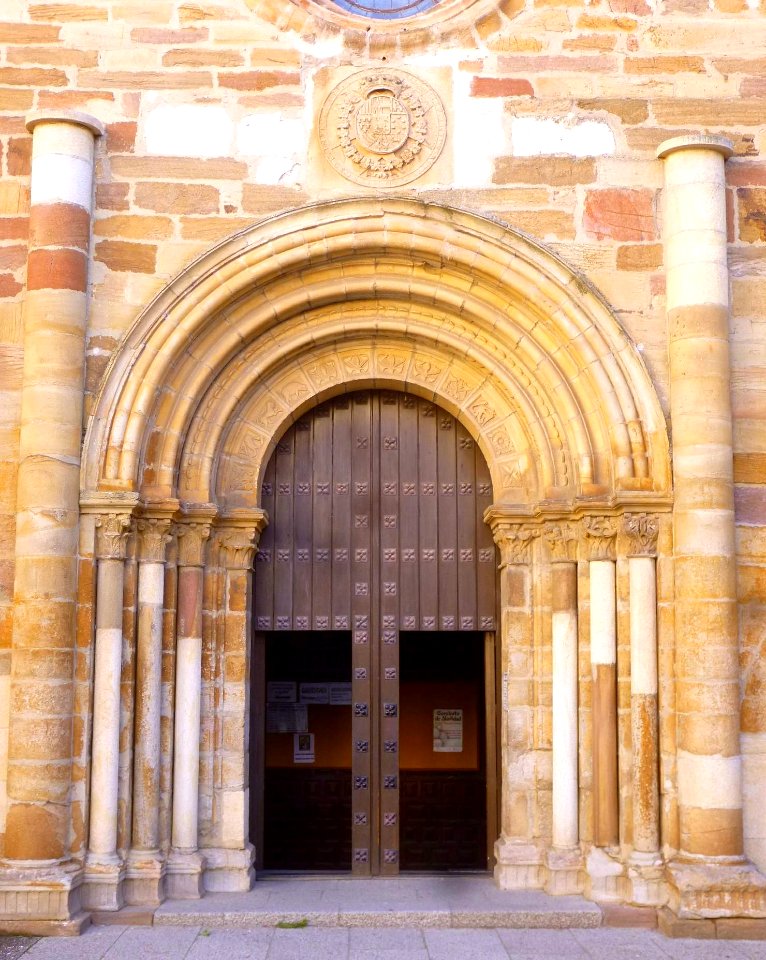 Benavente - Iglesia de San Juan del Mercado, exterior, portadas románicas 13
