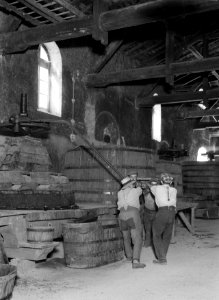 Bediening van de handpers in Chateau de la Chaize, Bestanddeelnr 191-0315